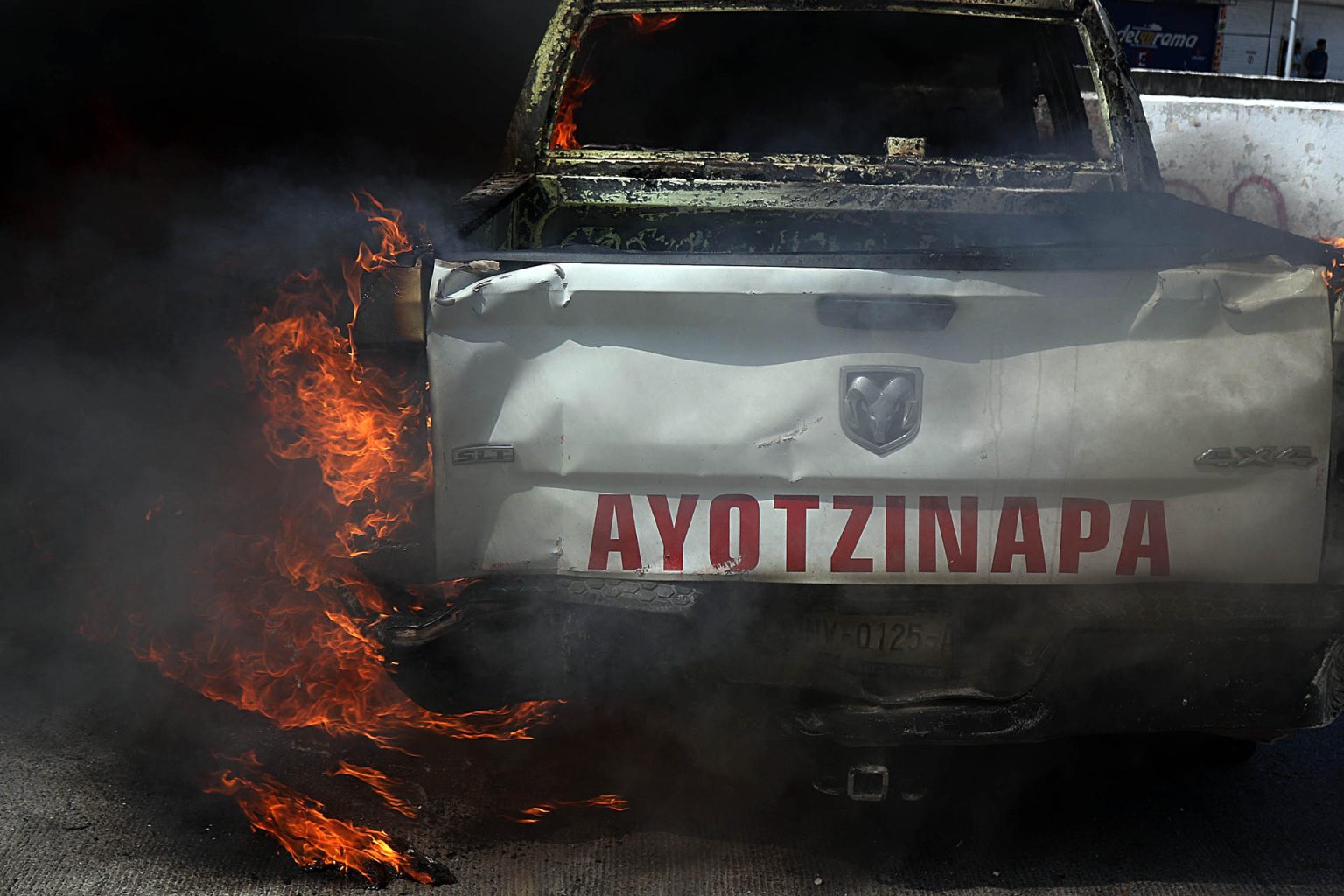 Fotografía de un vehículo en llamas durante una protesta frente a las instalaciones de la Fiscalía General del Estado (FGE) de Guerrero en Chilpancingo (México). Imagen de archivo. EFE/ José Luis De La Cruz