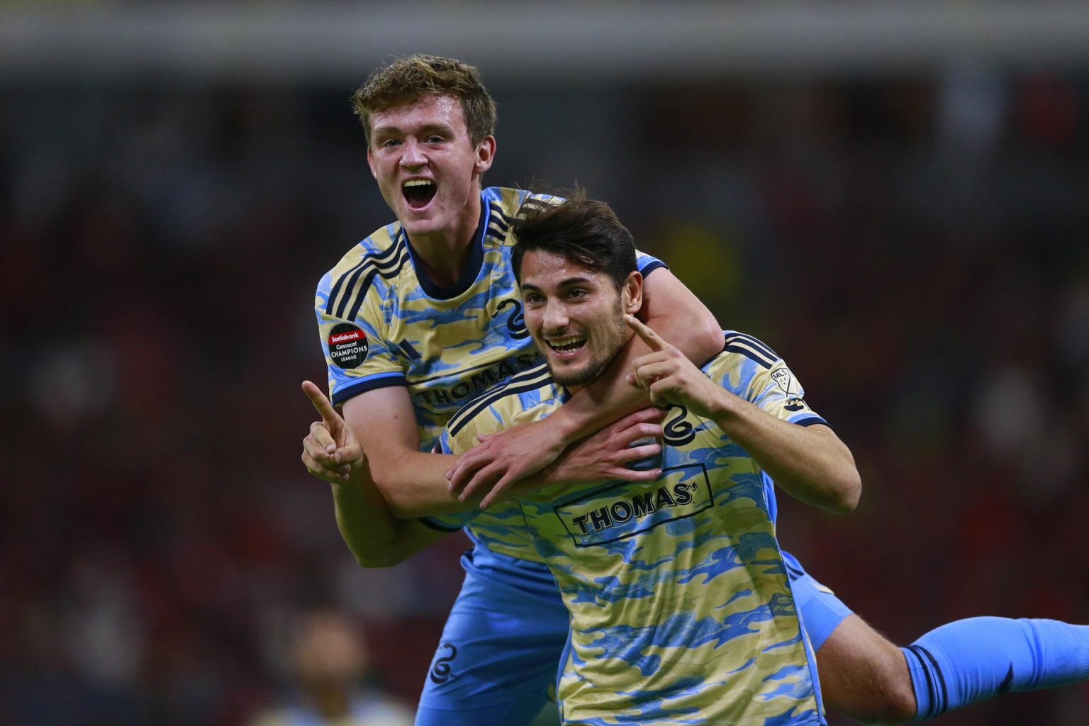 Julián Carranza (abajo) de Philadelphia Union celebra una anotación durante un partido de la Liga de Campeones Concacaf. EFE/ Francisco Guasco