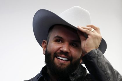 Fotografía de archivo del cantante de música regional mexicana Carín León durante una rueda de prensa en la ciudad de Guadalajara, estado de Jalisco (México). EFE/ Francisco Guasco