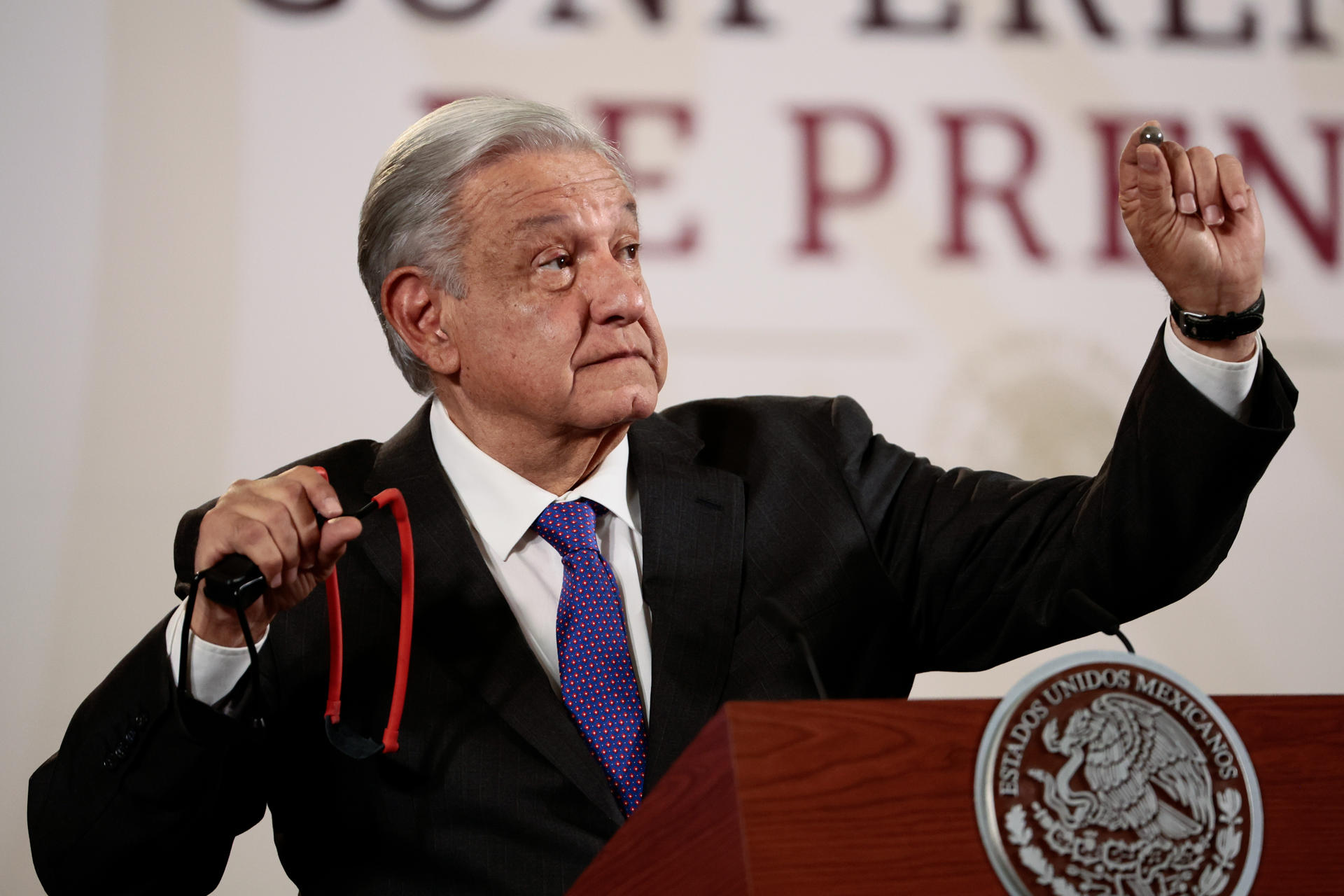 El presidente de México, Andrés Manuel López Obrador, participa durante su conferencia de prensa matutina en Palacio Nacional, este martes en la Ciudad de México (México).  EFE/José Méndez
