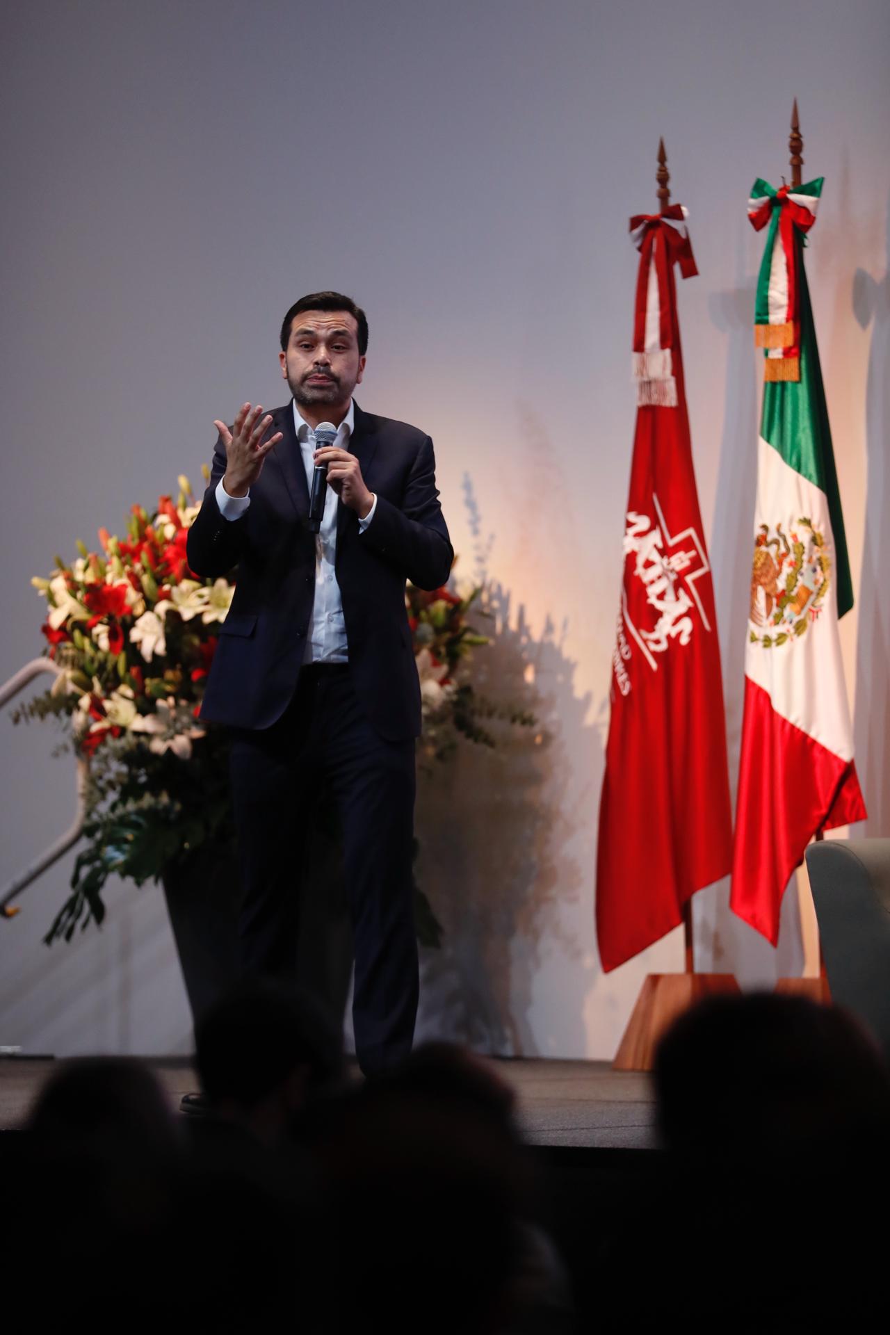 El candidato presidencial del partido Movimiento Ciudadano, Jorge Álvarez Máynez, participa durante un conversatorio en la Universidad Iberoamericana con estudiantes y profesorado este martes en la Ciudad de México (México).  EFE/Sáshenka Gutiérrez