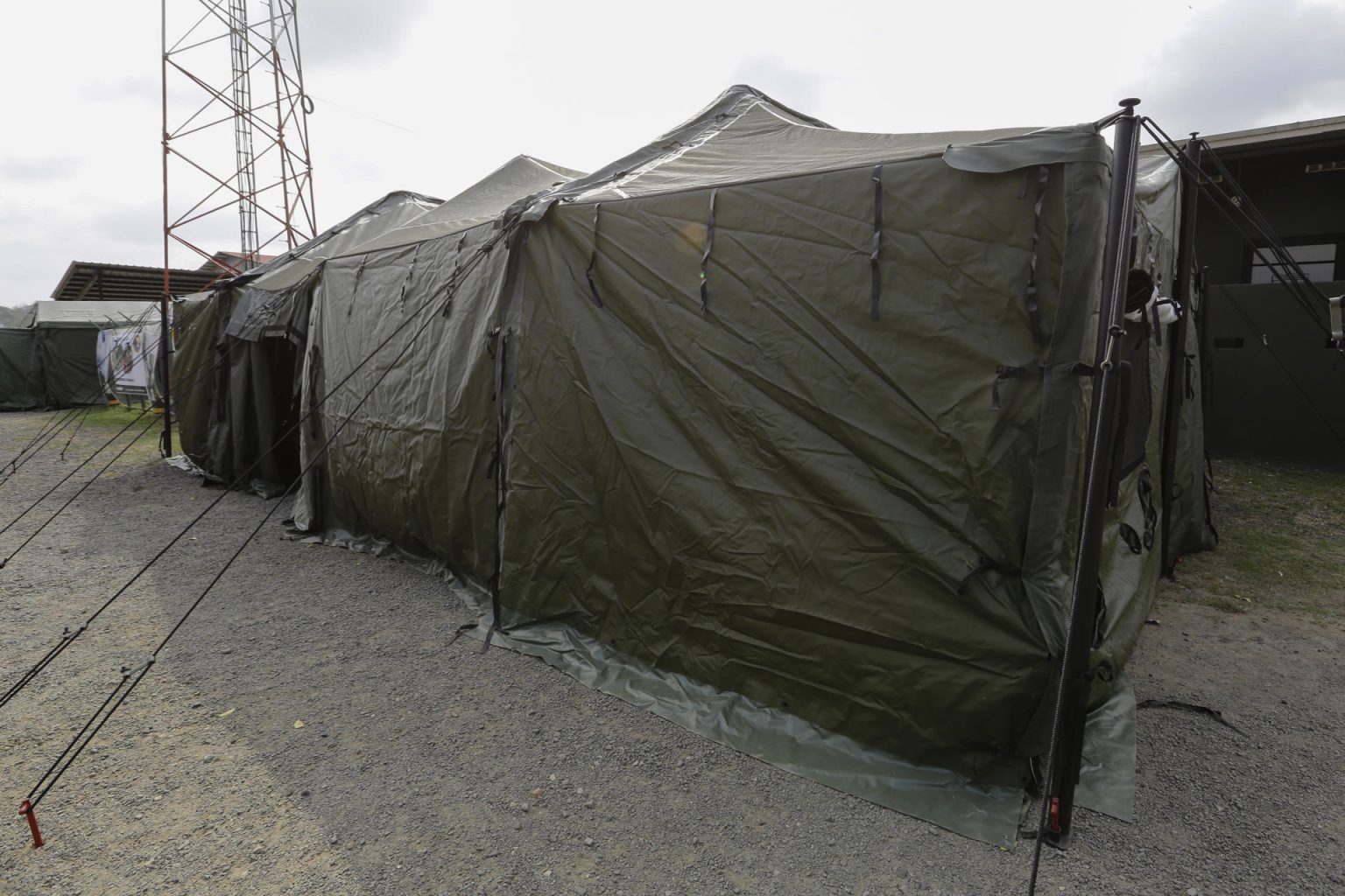 Fotografía de varias carpas para atención a migrantes, donadas por Estados Unidos, este lunes, en Metetí, provincia de Darién (Panamá). EFE/ Carlos Lemos