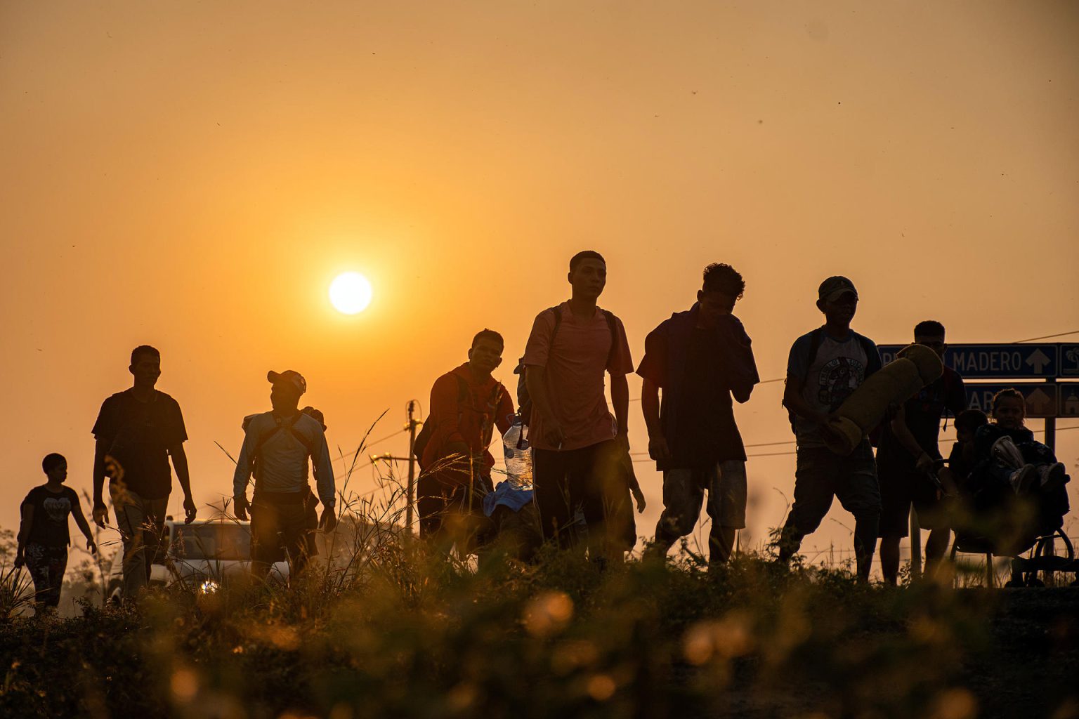 Migrantes caminan durante una caravana que se dirige a la frontera con Estados Unidos en el municipio de Arriaga (México). Fotografía de archivo. EFE/ Carlos López