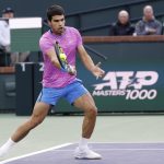 El tenista español Carlos Alcaraz fue registrado este jueves, 14 de marzo, al devolverle una bola al alemán, Alexander Zverev, durante un partido de los cuartos de final del Masters 1.000 de Indian Wells, en Indian Wells (California, EE.UU.). EFE/John G. Mabanglo