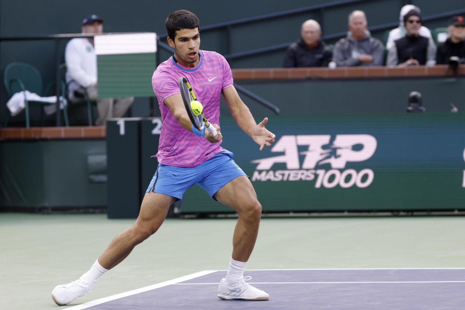 El tenista español Carlos Alcaraz fue registrado este jueves, 14 de marzo, al devolverle una bola al alemán, Alexander Zverev, durante un partido de los cuartos de final del Masters 1.000 de Indian Wells, en Indian Wells (California, EE.UU.). EFE/John G. Mabanglo