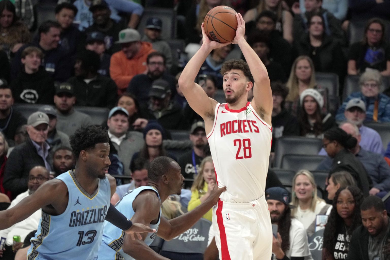 Fotografía de archivo en la que se registró al turco Alperen Sengun (d), pívot de los Rockets de Houston, quien aportó 45 puntos y 16 rebotes para guiar el triunfo de su equipo 114-101 sobre los Spurs de San Antonio en la NBA. EFE/Karen Pulfer