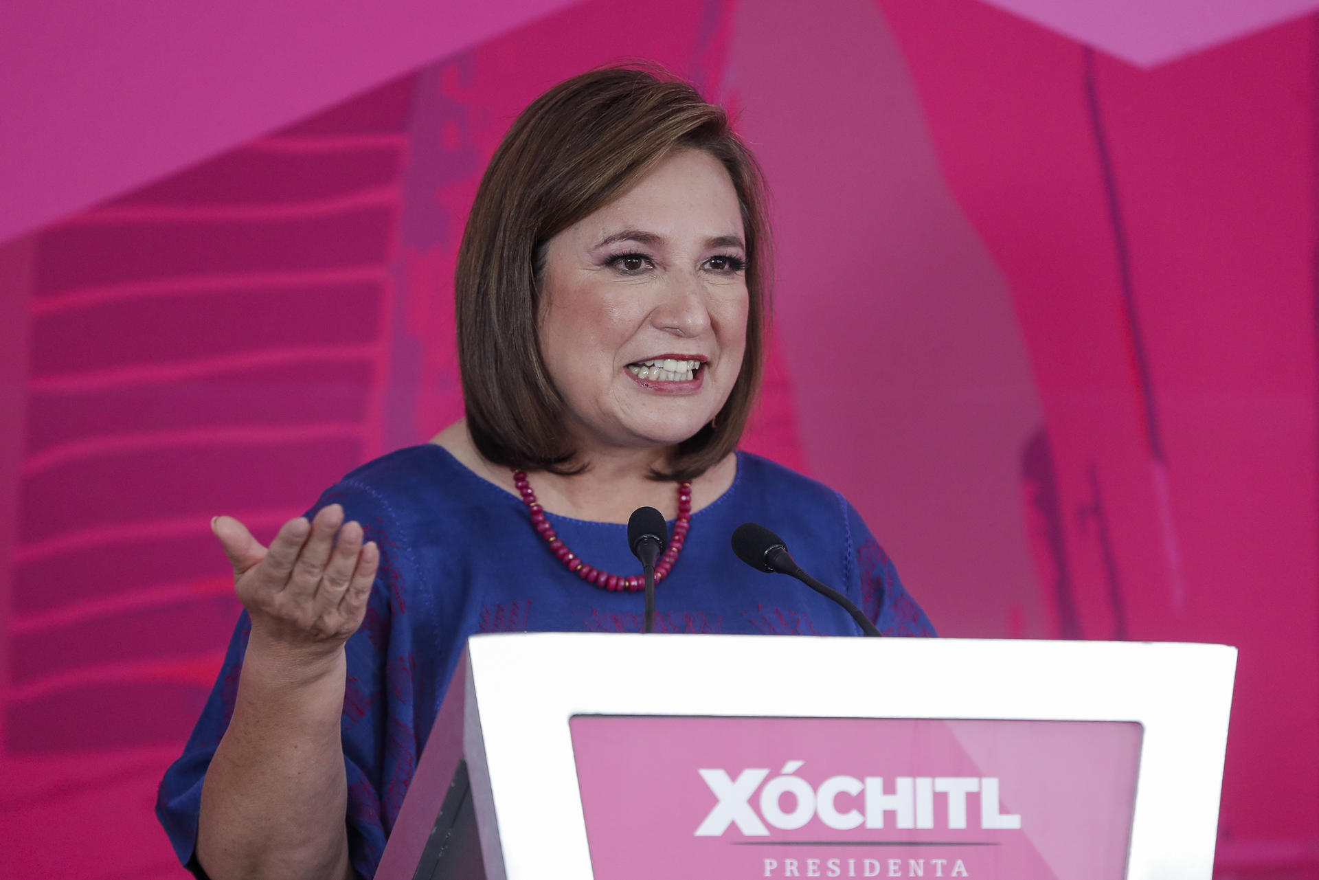 La candidata presidencial del frente opositor Fuerza y Corazón por México Xóchitl Gálvez habla durante la conferencia de prensa "Sin miedo a la verdad", este jueves en la Ciudad de México (México). EFE/ Isaac Esquivel
