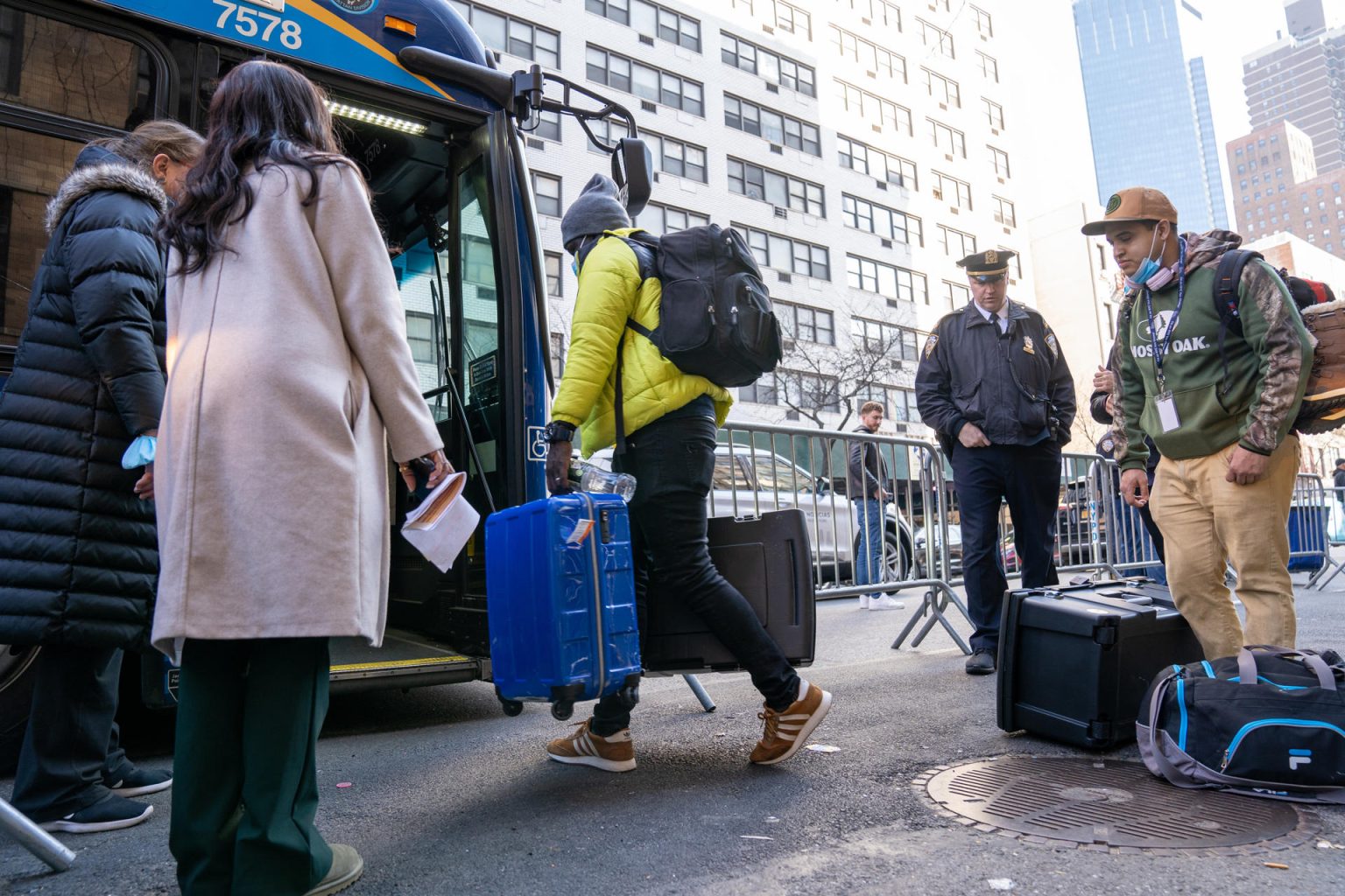 Fotografía de archivo que muestra a inmigrantes venezolanos mientras suben a un transporte tras ser desalojados de un hotel, en Nueva York (EEUU). EFE/Ángel Colmenares