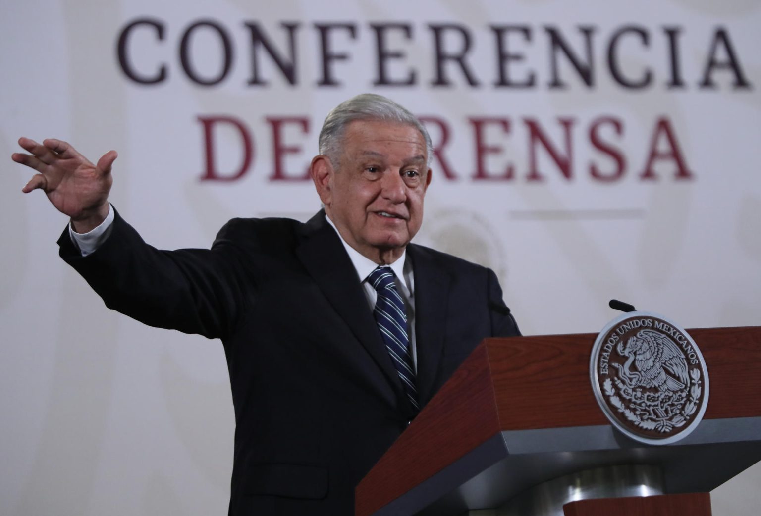 El presidente de México, Andrés Manuel López Obrador, habla durante una rueda de prensa en el Palacio Nacional de la Ciudad de México (México). EFE/ Mario Guzmán