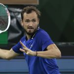 El tenista ruso Daniil Medvedev fue registrado este sábado, 16 de marzo, antes de devolverle una bola al estadounidense Tommy Paul, durante una de las semifinales del Masters 1.000 de Indian Wells, en Indian Wells (California, EE.UU.). EFE/John G. Mabanglo