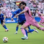 El jugador Leonardo Campana (d), del Inter Miami, enfrenta a Fernando Álvarez, de CF Montreal, durante un partido de la MLS, disputado este 10 de marzo de 2024, en Fort Lauderdale, Florida. EFE/ Cristóbal Herrera