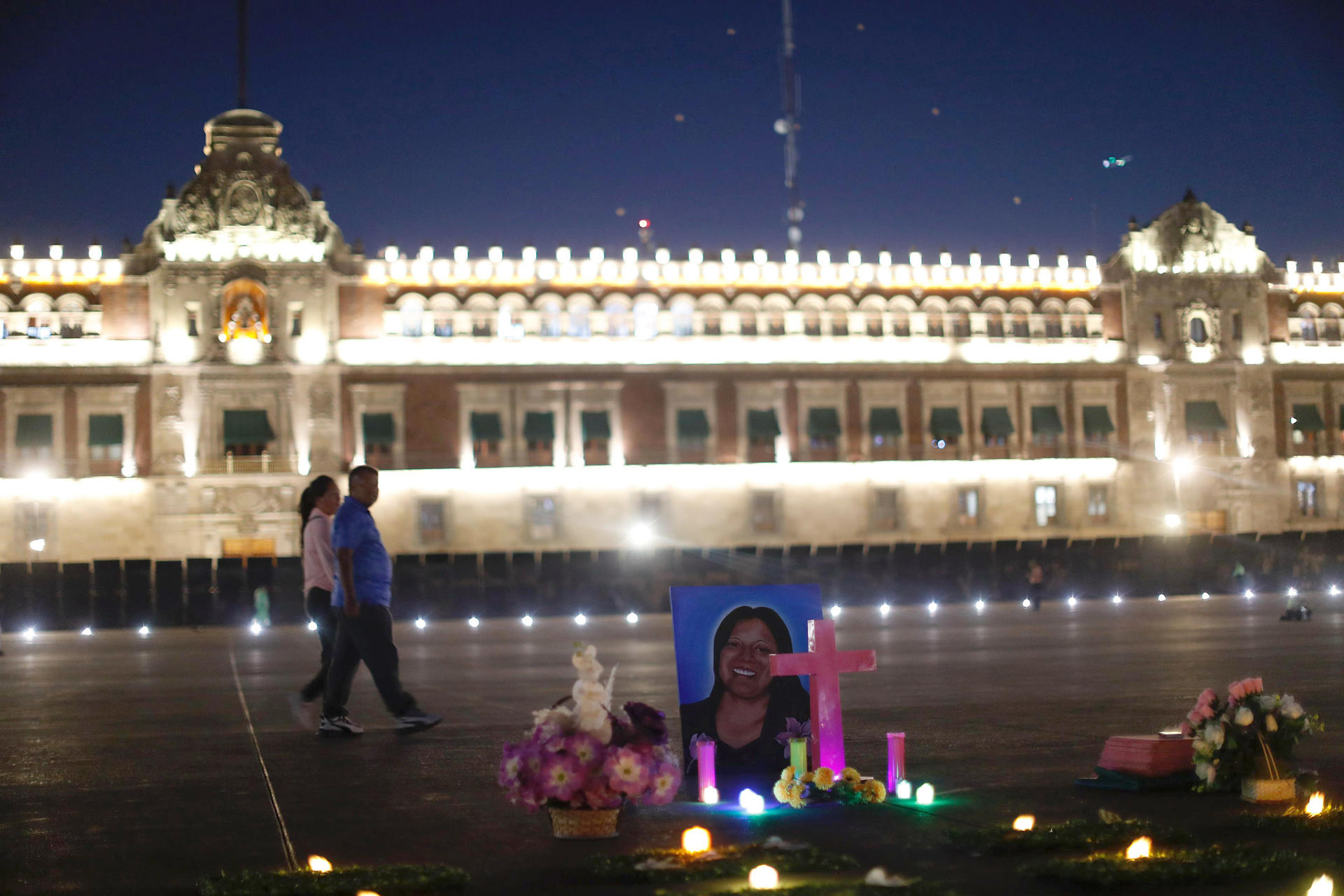 Activistas y familiares de víctimas de feminicidio iluminan con veladoras este jueves, la explanada del Zócalo de la Ciudad de México (México). EFE/Sashenka Gutiérrez
