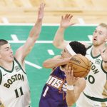 Devin Booker (c), escolta del los Suns de Phoenix, fue registrado este jueves, 14 de marzo, al intentar superar la marca de Payton Pritchard (i) y Sam Hauser, de los Celtics de Boston, durante un partido de la NBA, en el coliseo TD Garden, en Boston (Massachusetts, EE.UU.). EFE/CJ Gunther