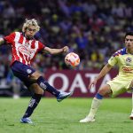 Cade Cowell (i) del Guadalajara disputa un balón con Santiago Naveda (d) del América este miércoles durante un partido de vuelta de los octavos de final de la Copa de Campeones de la Concacaf en el estadio Azteca la Ciudad de México (México). EFE/Sáshenka Gutiérrez