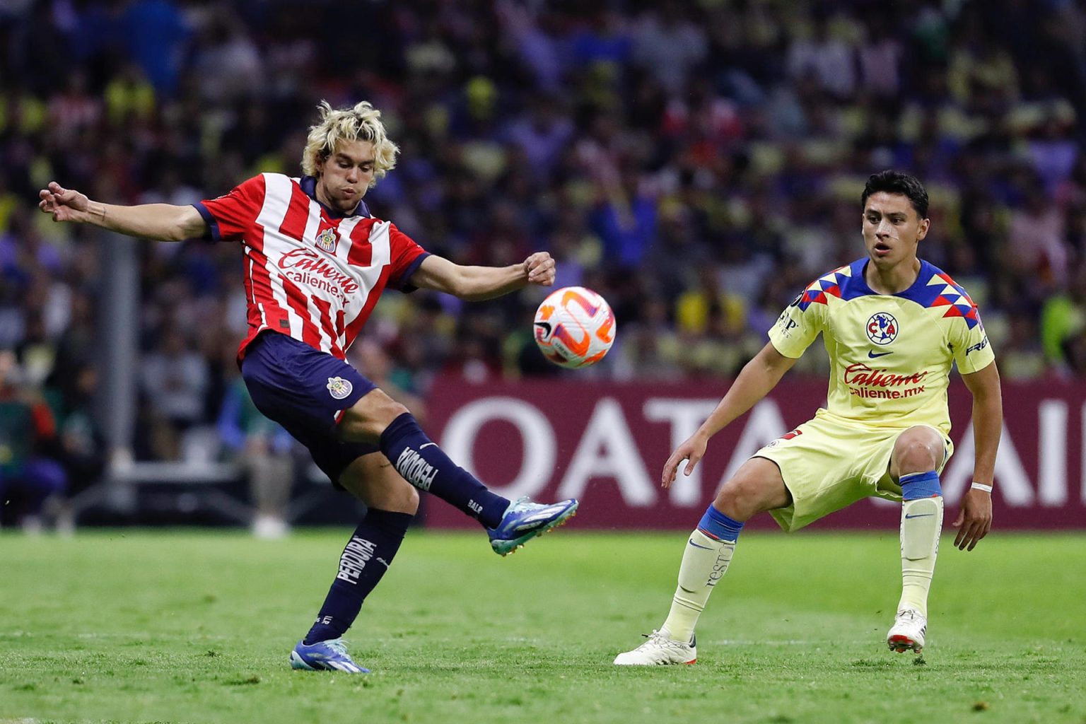 Cade Cowell (i) del Guadalajara disputa un balón con Santiago Naveda (d) del América este miércoles durante un partido de vuelta de los octavos de final de la Copa de Campeones de la Concacaf en el estadio Azteca la Ciudad de México (México). EFE/Sáshenka Gutiérrez