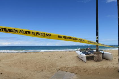 Vista de una cinta de aviso de "Área restringida" puesta en una playa en San Juan, Puerto Rico. Fotografía de archivo. EFE/Jorge Muñiz