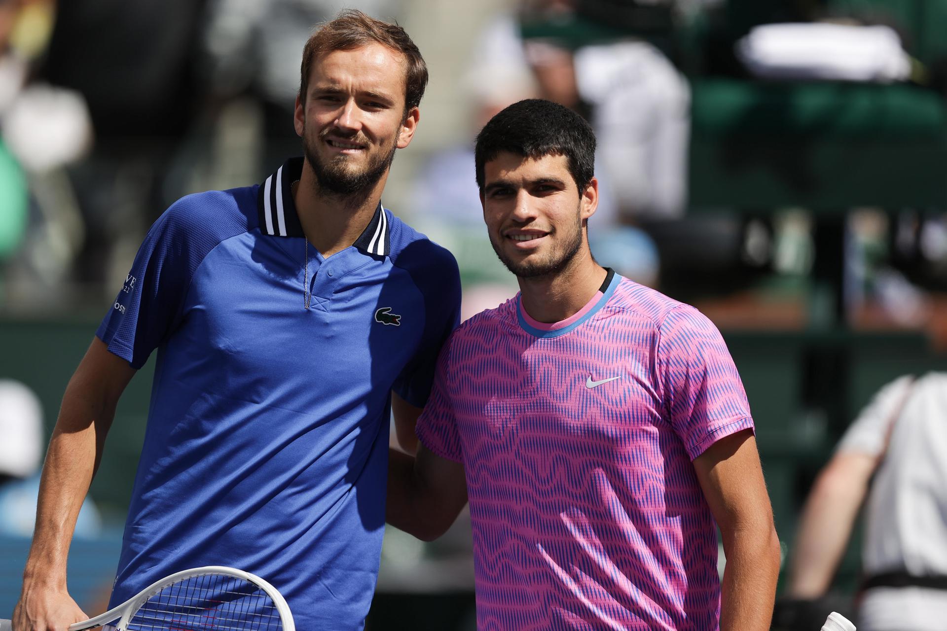 Carlos Alcaraz de España (d) y Daniil Medvedev de Rusia posan para una foto antes del partido final masculino en el torneo de tenis BNP Paribas Open en Indian Wells, California. EFE/EPA/DANIEL MURPHY
