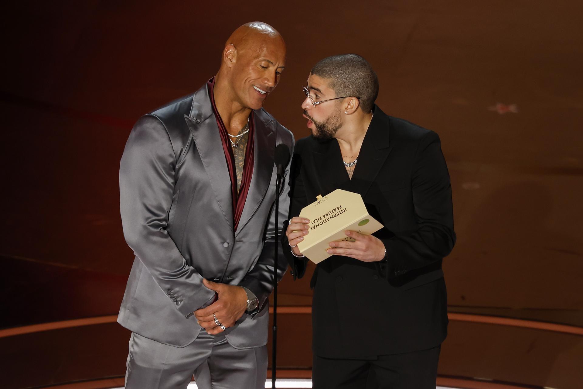 Dwayne Johnson (i) and Bad Bunny (d) durante la ceremonia de los premios Oscar. EFE/EPA/CAROLINE BREHMAN
