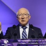 El embajador de Estados Unidos en México, Ken Salazar, habla durante la 107 Asamblea General de Socios de la American Chamber México que se celebra este lunes, en Ciudad de México (México). EFE/ José Méndez