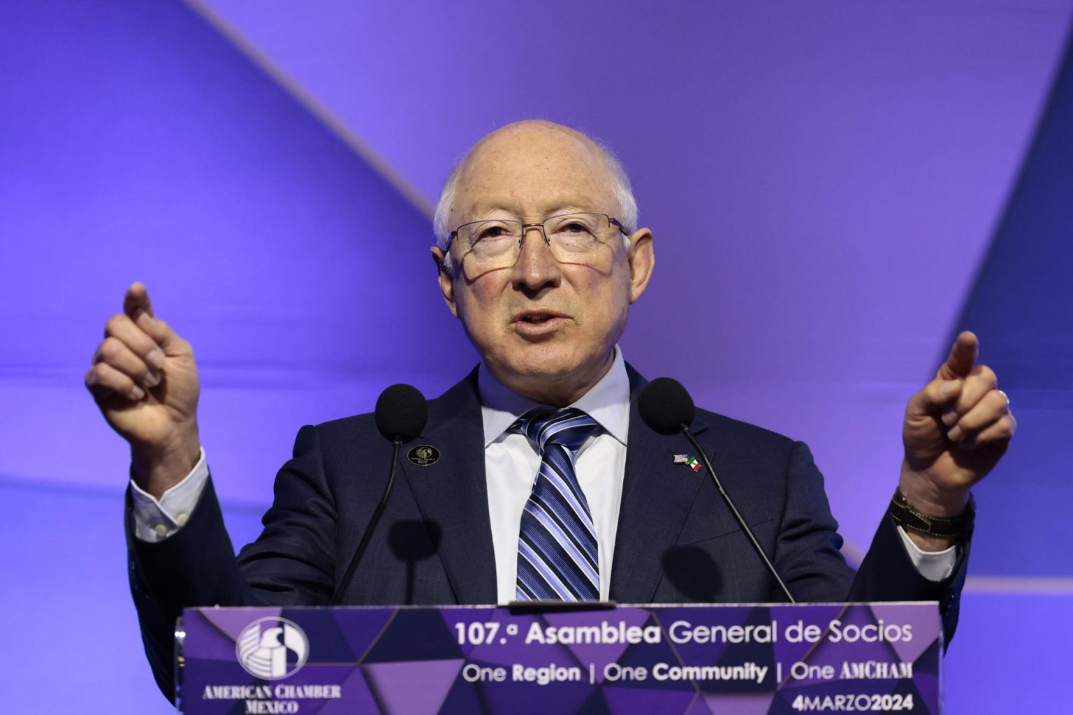 El embajador de Estados Unidos en México, Ken Salazar, habla durante la 107 Asamblea General de Socios de la American Chamber México que se celebra este lunes, en Ciudad de México (México). EFE/ José Méndez