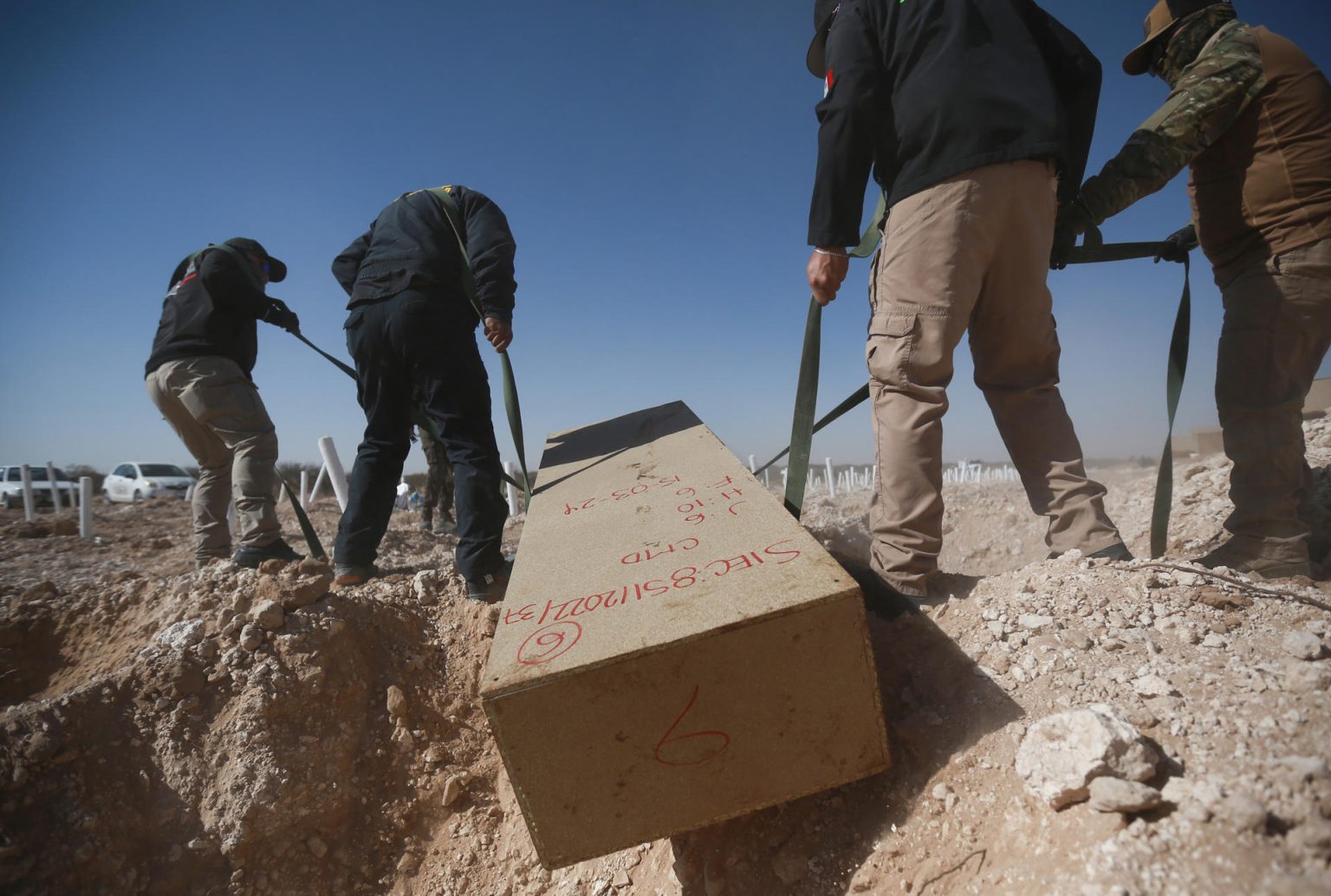 Personal de Servicios Periciales y Ciencias Forenses inhuman en la Fosa Común del panteón San Rafael en Ciudad Juárez, este viernes en Ciudad Juárez en el estado de Chihuahua (México). EFE/Luis Torres