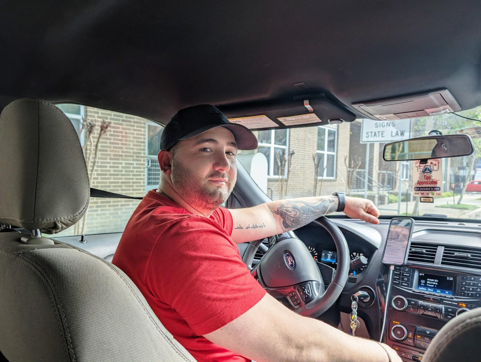 El cubano Jorge Saldivar posa para EFE en el interior de su auto el domingo 10 de marzo de 2024, en Houston, Texas (EE.UU.). EFE/ Sarah Yáñez-richards