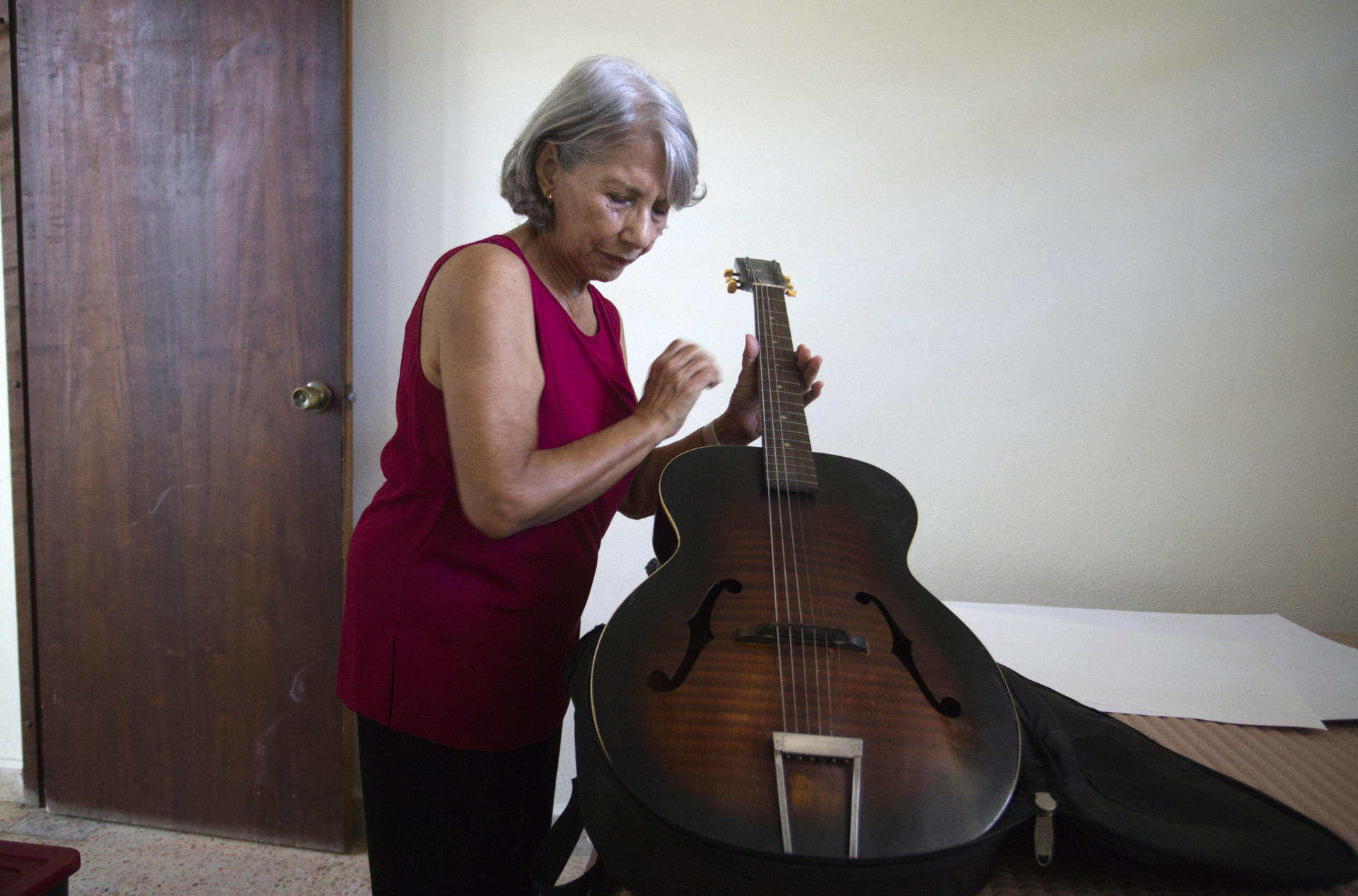 María de los Ángeles Vázquez, viuda del nacionalista puertorriqueño Cancel Miranda, uno de los nacionalistas que realizaron un ataque al Congreso de los Estados Unidos en 1954, muestra la guitarra que tuvo su esposo en la cárcel, durante una entrevista con EFE el 9 de enero de 2024, en su casa en San Juan (Puerto Rico). EFE/ Thais Llorca
