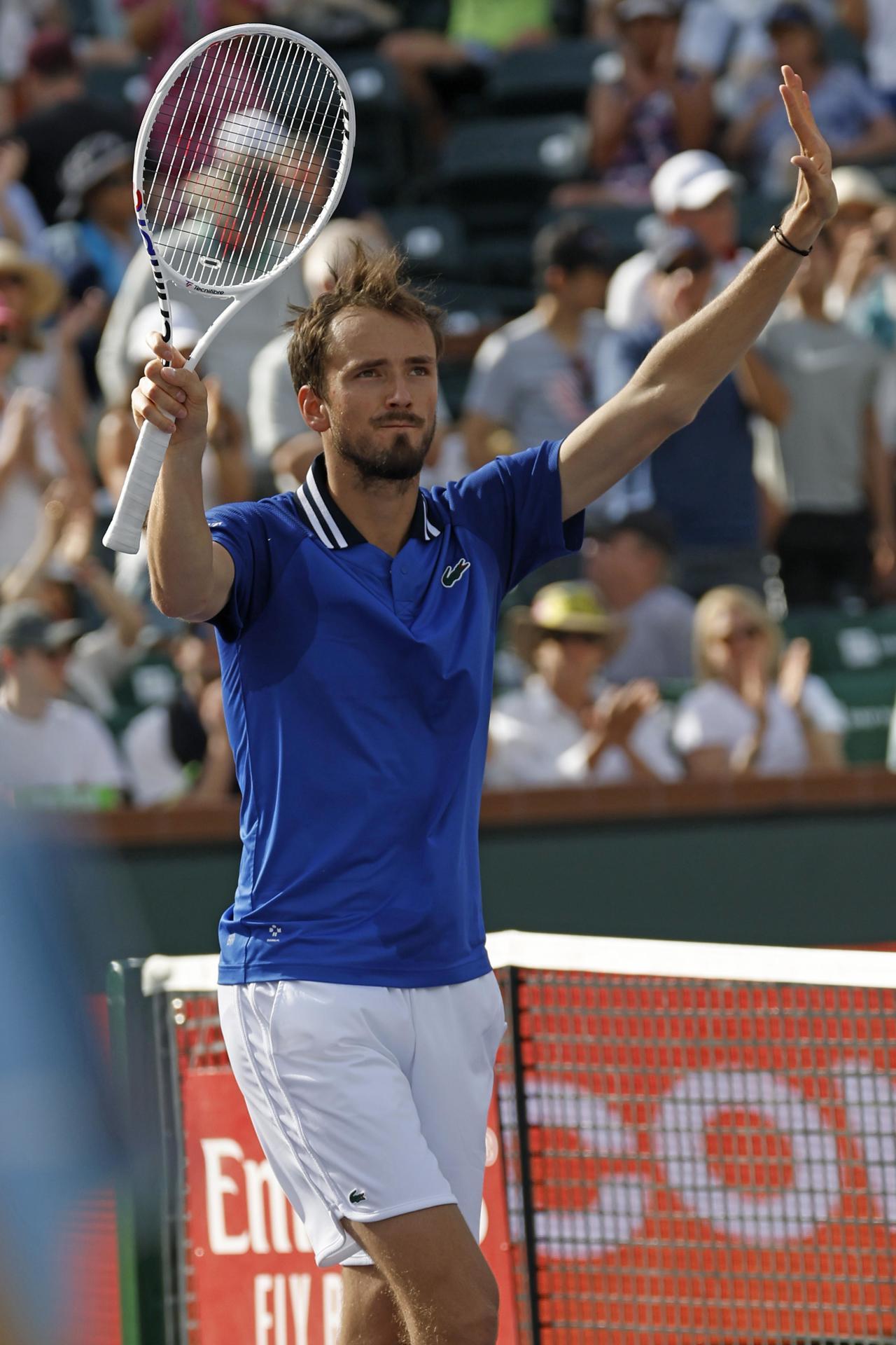 El tenista ruso Daniil Medvedev fue registrado este miércoles, 13 de marzo, al celebrar su victoria sobre el búlgaro Grigor Dimitrov, al final de un partido de los octavos de final del Masters 1.000 de Indian Wells, en Indian Wells (California, EE.UU.). EFE/John G. Mabanglo
