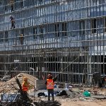 Obreros trabajan en una construcción el 2 de marzo de 2024, en Ciudad Juárez (México). EFE/ Luis Torres