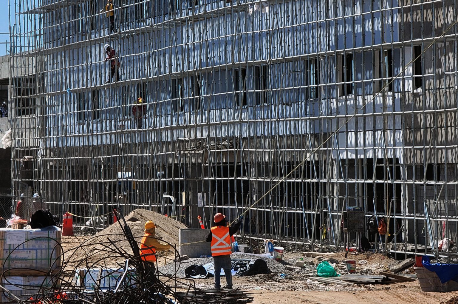 Obreros trabajan en una construcción el 2 de marzo de 2024, en Ciudad Juárez (México). EFE/ Luis Torres