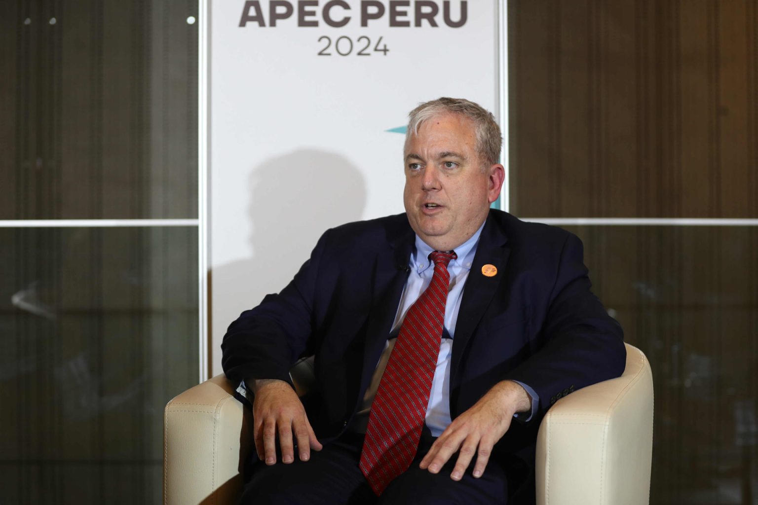 El embajador de Estados Unidos para el Foro de Cooperación Económica Asía-Pacífico (Apec), Matt Murray, habla con EFE durante una entrevista el 8 de marzo de 2024, en Lima (Perú). EFE/ Paolo Aguilar