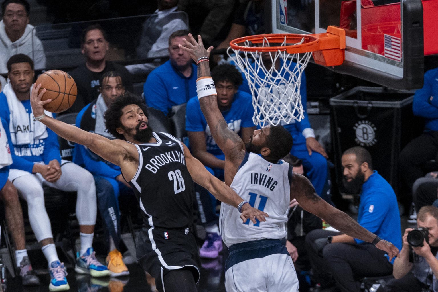 Imagen de archvio de Spencer Dinwiddie (i) de Brooklyn Nets disputa un balón con Kyrie Irving de Dallas Mavericks . EFE/ Angel Colmenares