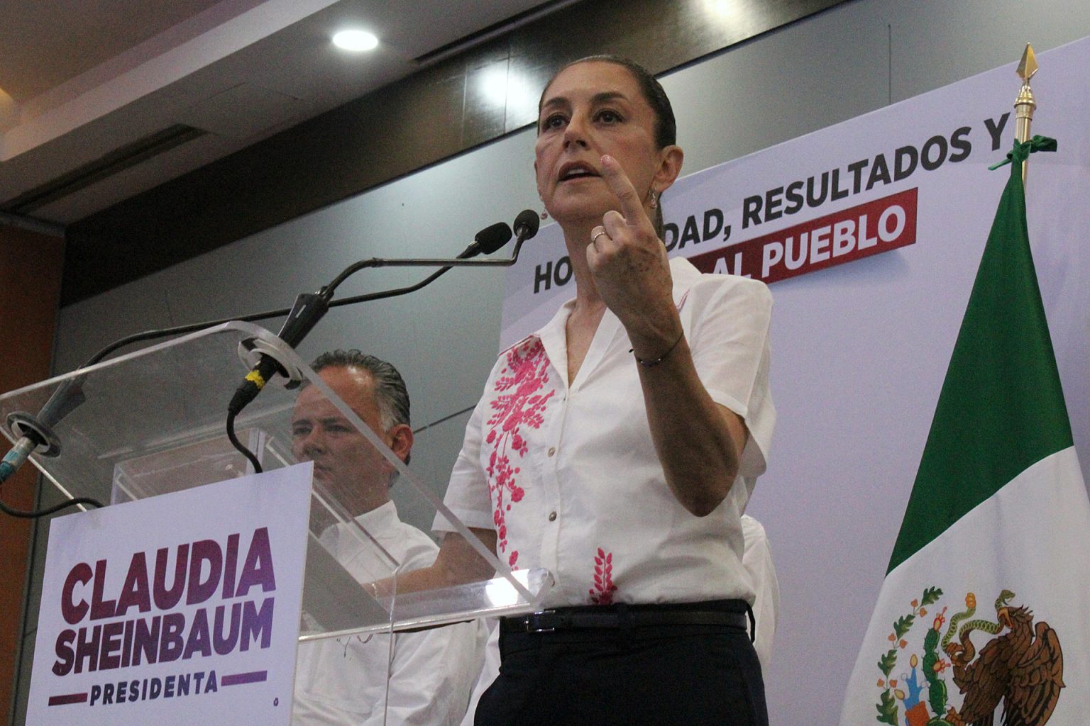 La candidata presidencial del oficialismo Movimiento de Regeneración Nacional (Morena), Claudia Sheinbaum, participa durante un acto público este jueves en Querétaro (México). EFE/ Sergio Adrián Angeles