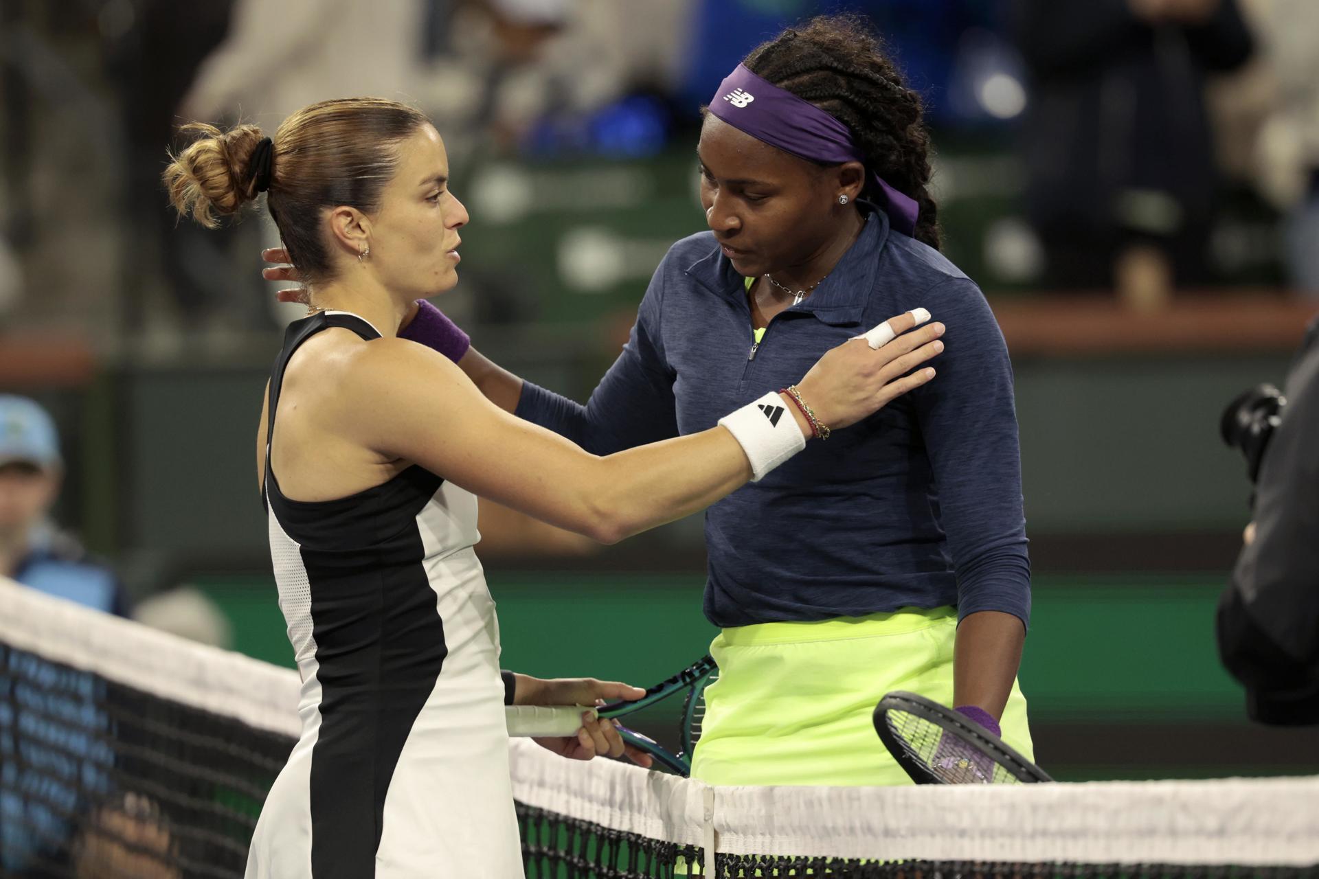 Maria Sakkari (i) saluda a Coco Gauff (d), tras imponerse en la semifinal del torneo de Indian Wells (California. EE.UU). EFE/EPA/JOHN G. MABANGLO
