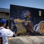 Un mural con la imagen de Kobe Bryant, en una fotografía de archivo. EFE/EPA/Christian Monterrosa