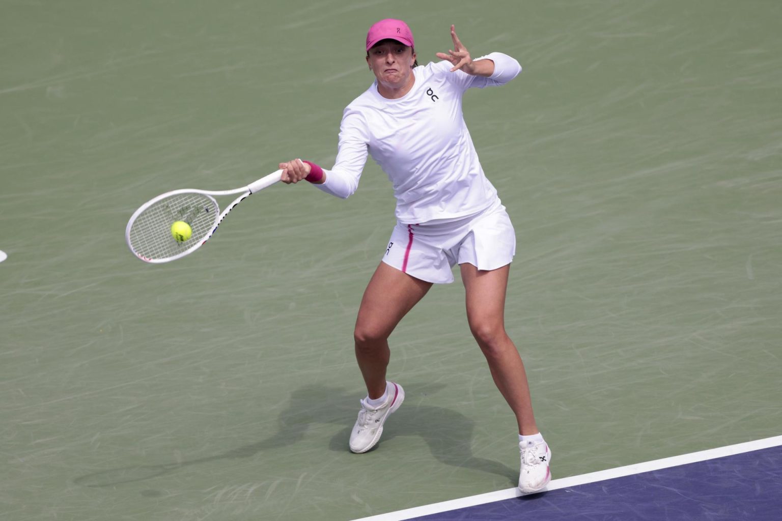 La polaca Iga Swiatek en acción frente a la danesa Caroline Wozniacki en los cuartos de final del WTA 1.000 de Indian Wells, en California (EE.UU.), este 14 de marzo de 2024. EFE/EPA/John G. Mabanglo