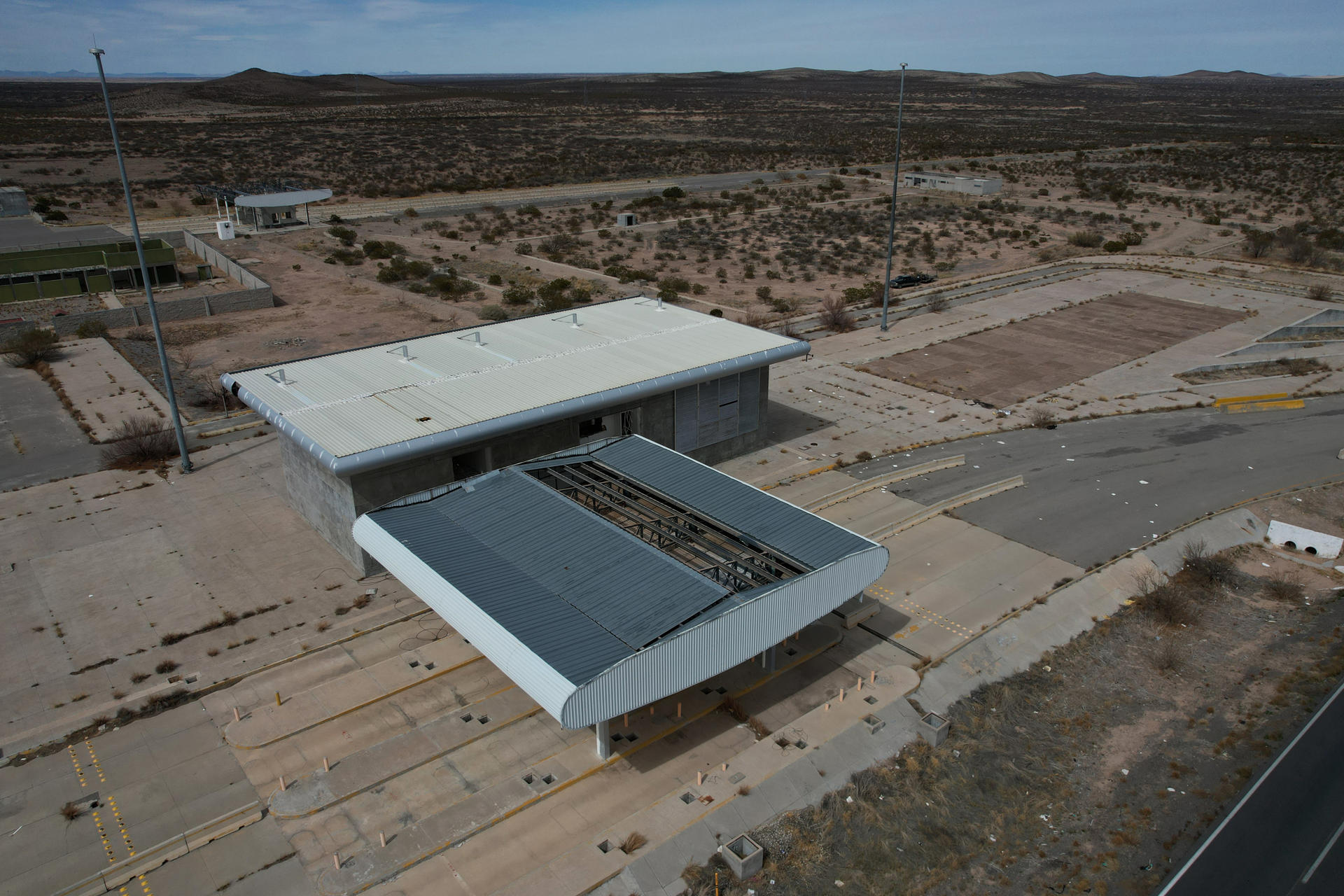 Fotografía aérea que muestra las instalaciones de una aduana abandonada en la cual se construirá una nueva estación migratoria, el 7 de marzo de 2024, en Ciudad Juárez, Chihuahua (México). EFE/ Luis Torres
