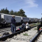 Fotografía de archivo de migrantes centroamericanos frente a un tren en el estado de Puebla (México). EFE/ Hilda Ríos