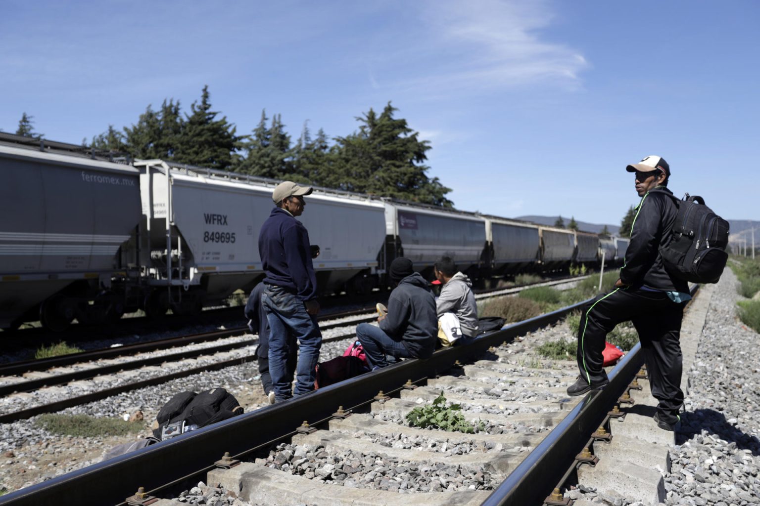 Fotografía de archivo de migrantes centroamericanos frente a un tren en el estado de Puebla (México). EFE/ Hilda Ríos