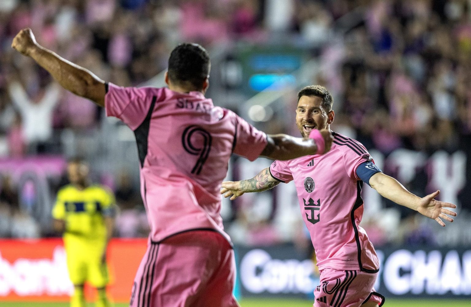 Lionel Messi (d) y Luis Suárez (i), atacantes estrella del club estadounidense de fútbol Inter Miami, fueron registrados este miércoles, 13 de marzo, al celebrar un gol que Suárez le anotó a Nashville, durante el partido de vuelta de esta llave de octavos de final de la Liga de Campeones de la Concacaf, en Fort Lauderdale (Florida, EE.UU.). EFE/Cristóbal Herrera