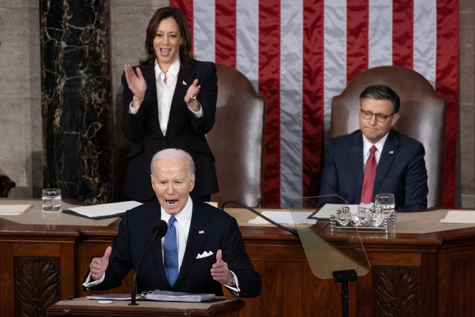 El presidente de EE.UU., Joe Biden (c), pronuncia su discurso sobre el Estado de la Unión ante una sesión conjunta del Congreso mientras el presidente de la Cámara de Representantes de EE.UU., Mike Johnson, y la vicepresidenta de EE.UU., Kamala Harris, escuchan, en el Capitolio en Washington, DC. EFE/MICHAEL REYNOLDS