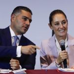 La candidata presidencial del oficialismo Movimiento de Regeneración Nacional (Morena), Claudia Sheinbaum, y el candidato al Senado Omar García Harfuch participan en una conferencia de prensa este lunes en la Ciudad de México (México). EFE/Isaac Esquivel