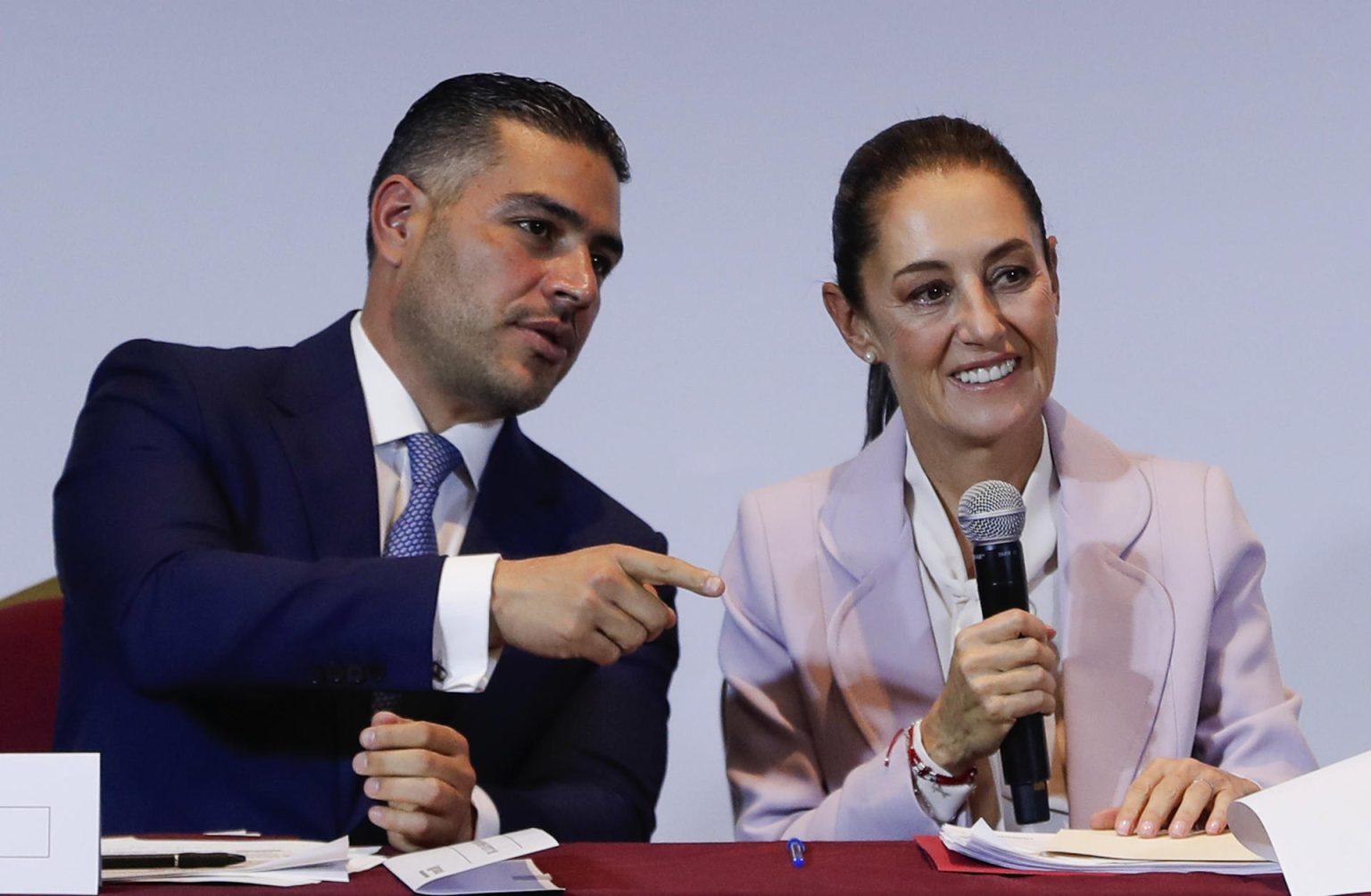 La candidata presidencial del oficialismo Movimiento de Regeneración Nacional (Morena), Claudia Sheinbaum, y el candidato al Senado Omar García Harfuch participan en una conferencia de prensa este lunes en la Ciudad de México (México). EFE/Isaac Esquivel