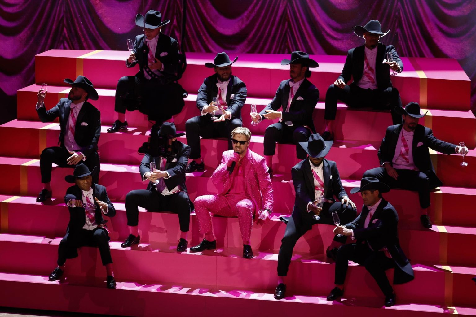 Ryan Gosling (C) interpreta la canción nominada 'I'm Just Ken' de la película ''Barbie'' durante la 96ª ceremonia anual de los Premios de la Academia en el Dolby Theatre de El barrio de Hollywood de Los Ángeles, California, EE.UU., 10 de marzo de 2024. Los Oscar se otorgan por destacados esfuerzos individuales o colectivos en la realización cinematográfica en 23 categorías. EFE/CAROLINE BREHMAN