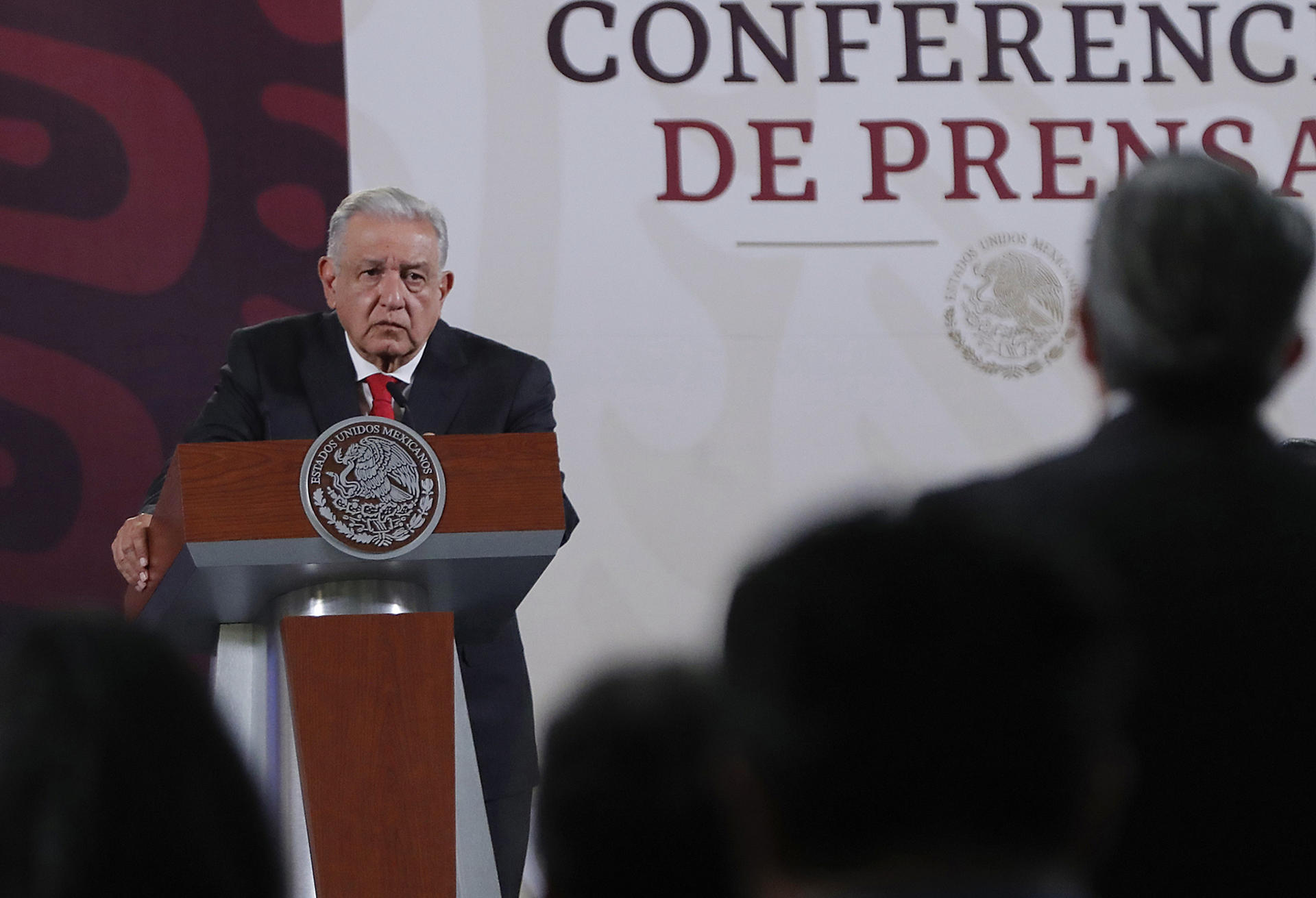 El presidente de México, Andrés Manuel López Obrador, participa durante una conferencia de prensa este martes, en el Palacio Nacional, en la Ciudad de México (México). EFE/Mario Guzmán
