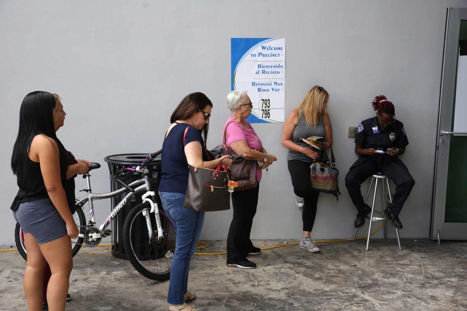 Personas hacen fila para votar en Miami, Florida (EE.UU). Imagen de archivo. EFE/Marlon Pacheco