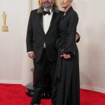 El director de fotografía neerlandés-sueco Hoyte van Hoytema (i) en los Premios de la Academia en el Dolby Theatre en el barrio de Hollywood de Los Ángeles, California. EFE/EPA/Allison Dinner