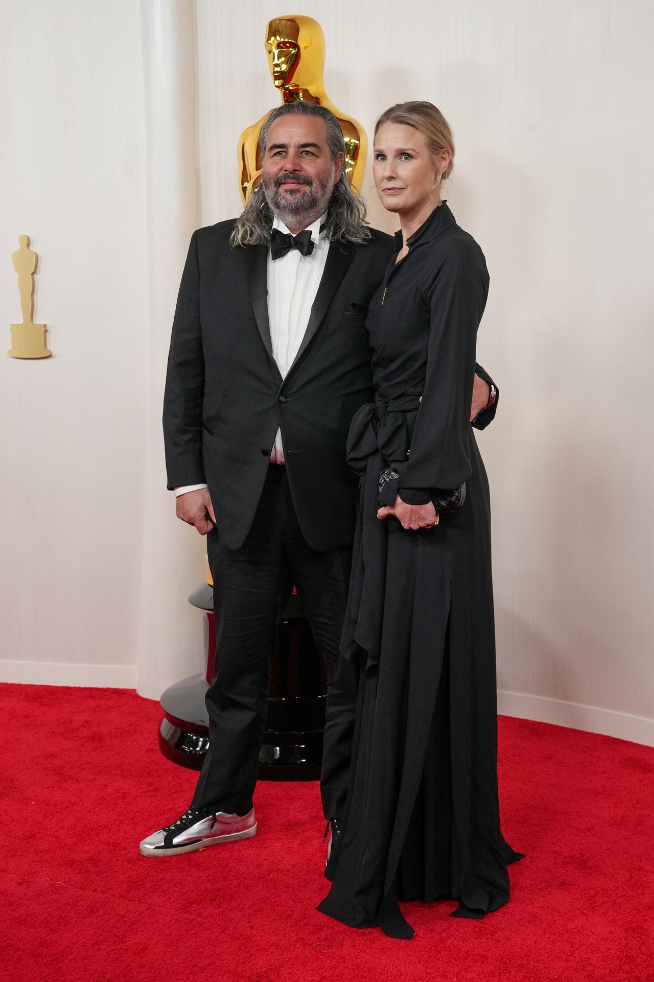 El director de fotografía neerlandés-sueco Hoyte van Hoytema (i) en los Premios de la Academia en el Dolby Theatre en el barrio de Hollywood de Los Ángeles, California. EFE/EPA/Allison Dinner