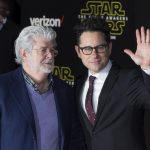 El director, guionista y productor estadounidense J.J. Abrams (dcha) posa junto al director, guionista y productor George Lucas (izda), .Imagen de archivo. EFE/Jimmy Morris