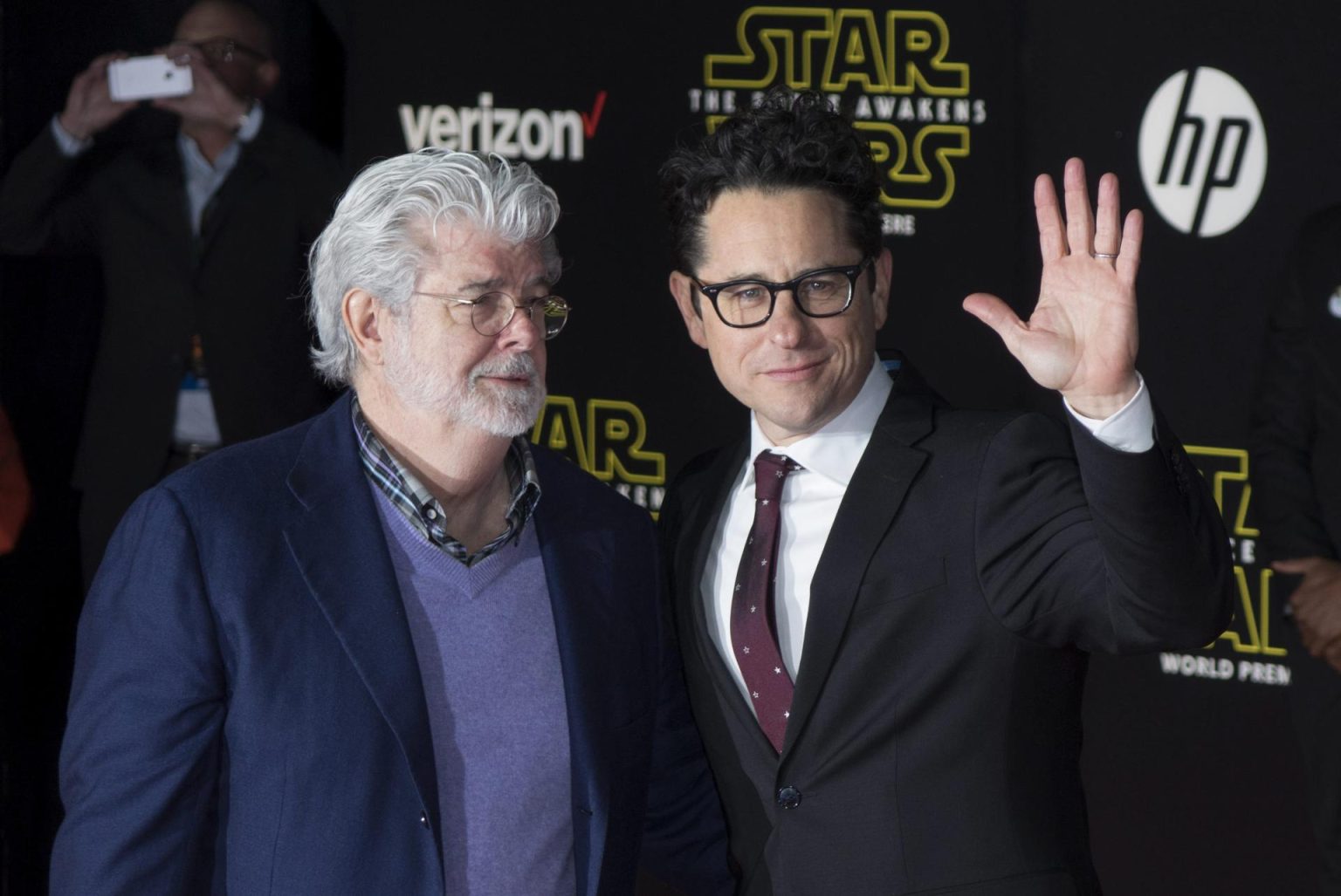 El director, guionista y productor estadounidense J.J. Abrams (dcha) posa junto al director, guionista y productor George Lucas (izda), .Imagen de archivo. EFE/Jimmy Morris